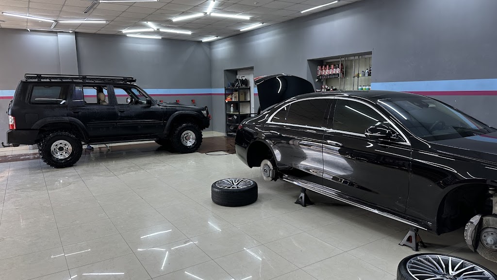 Detailing Pineapple Garage