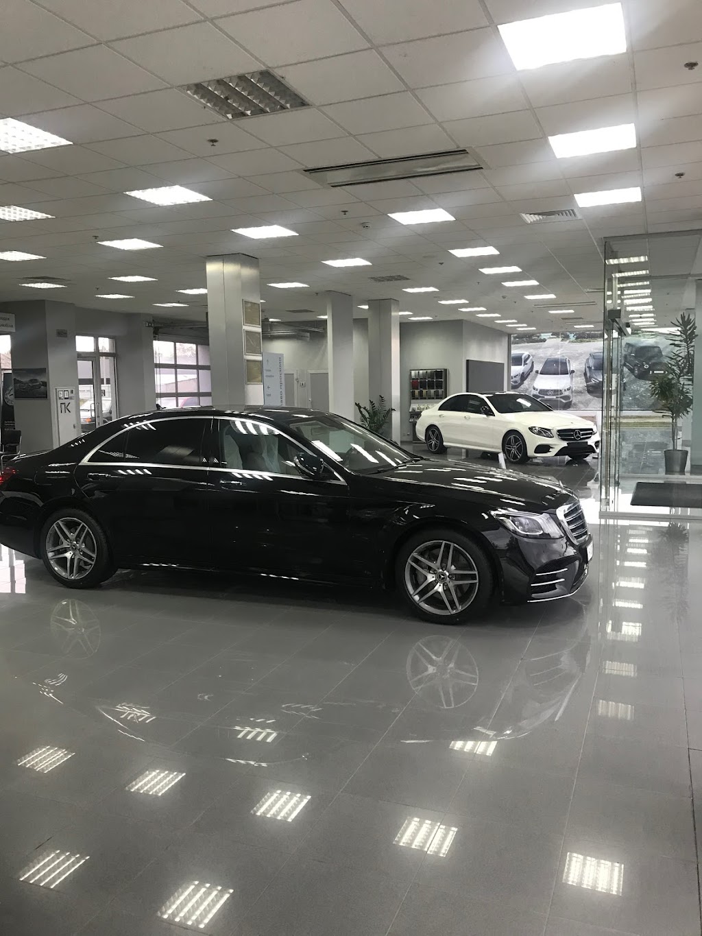 Автосалон Мерседес-Бенц