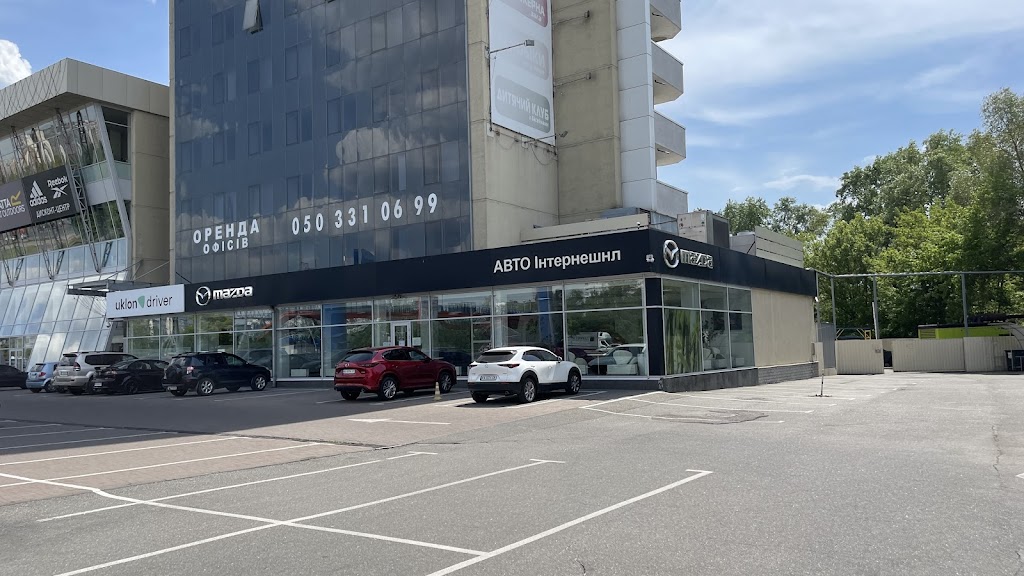 Автосалон Mazda на Почайні