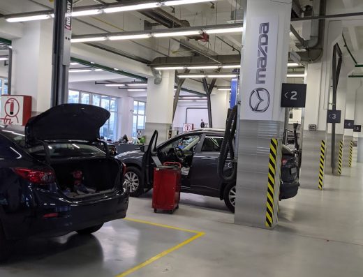 Автосалон Mazda на Почайні