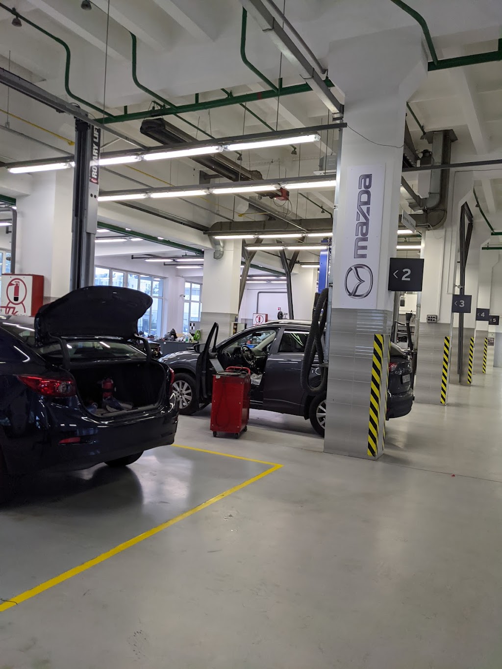 Автосалон Mazda на Почайні