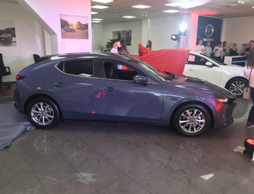 Автосалон Mazda на Почайні