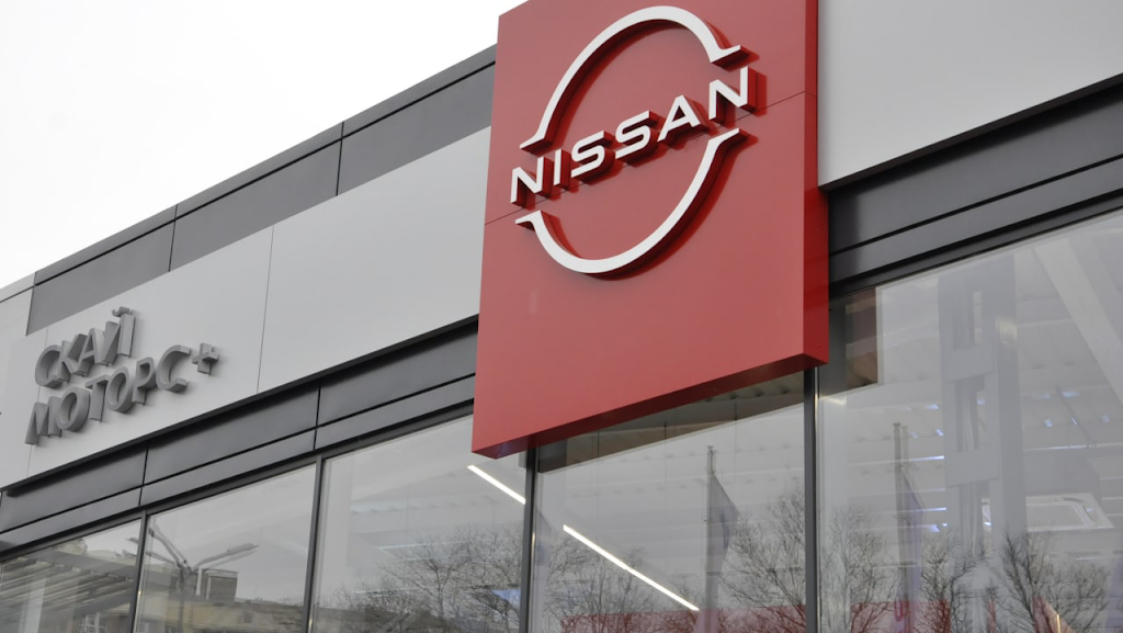 NISSAN на Грушевського – Скай Моторс+