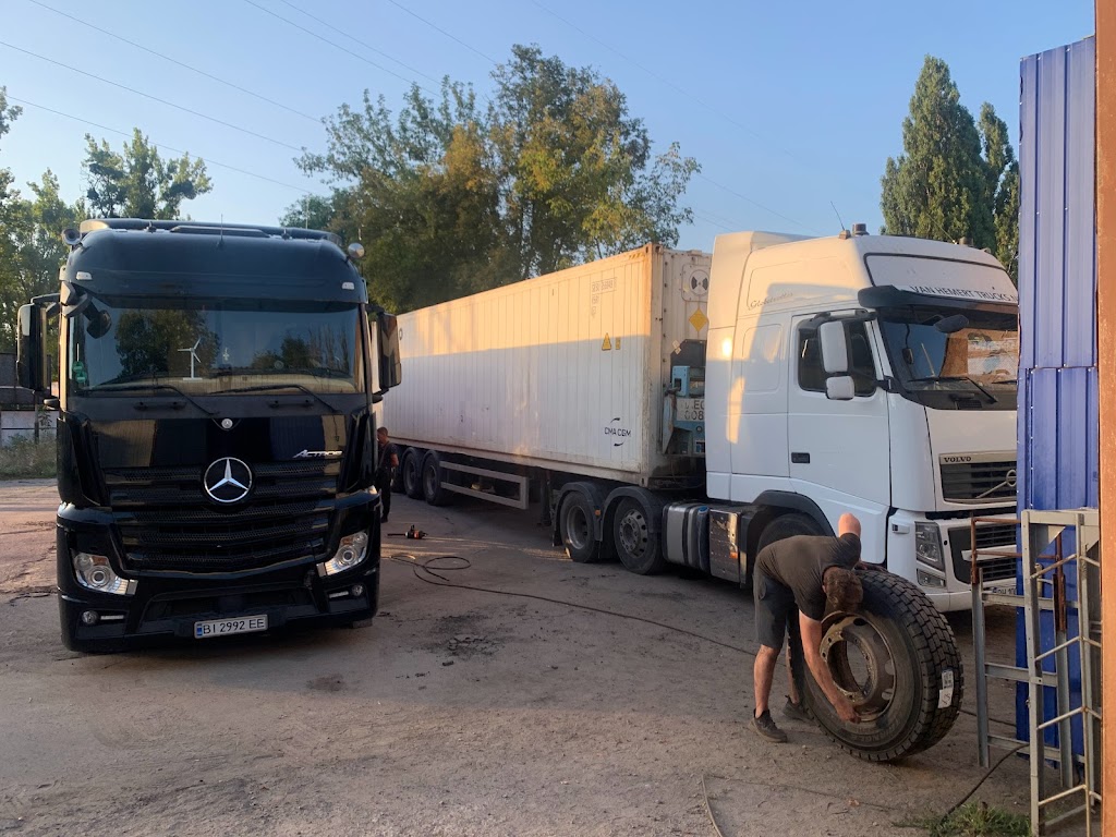 Вантажний та легковий шиномонтаж. Автошини.