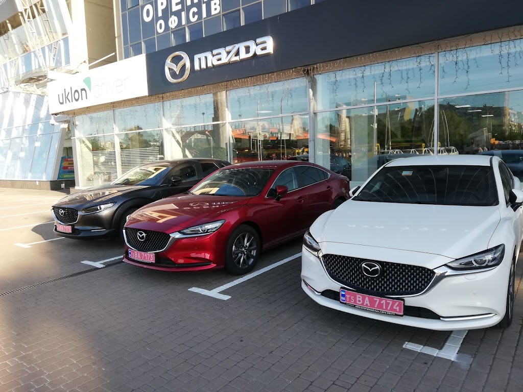 Автосалон Mazda на Почайні