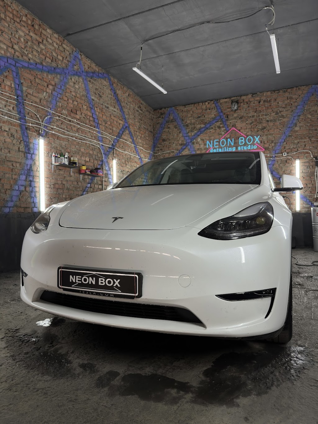 NEON BOX detailing studio / детейлінг / полірування авто/ полірування скла / полірування фар / хімчистка авто / мийка двигуна